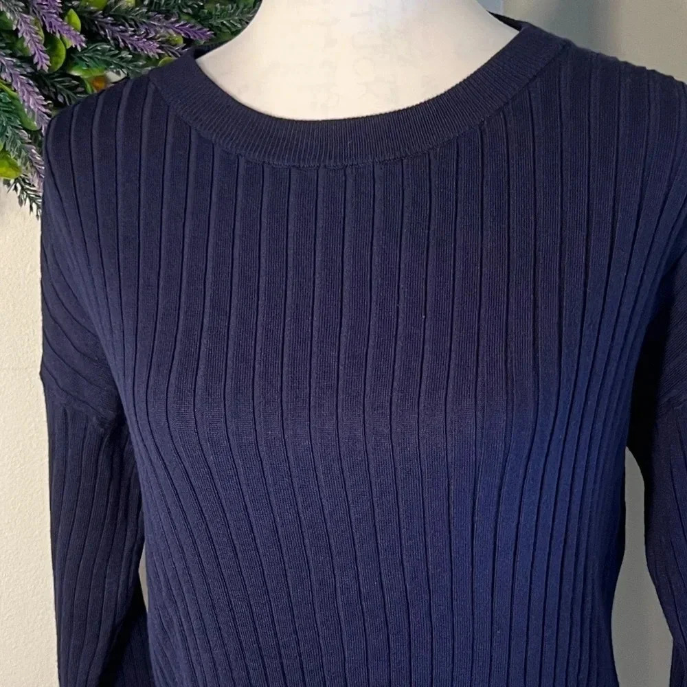 Zara long sleeve crewneck cableknit sweater navy blue, split seam on‎ the sides.